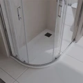 TRAY-MR-UNO-RH-120/90-550-35-W-R-NO Поддон из искусственного мрамора в комплекте с сифоном с чёрной матовой декоративной накладкой TRAY-MR-UNO-RH-120/90-550-35-W-R-NO