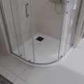 TRAY-MR-UNO-R-80-550-35-W-NO Поддон из искусственного мрамора в комплекте с сифоном с чёрной матовой декоративной накладкой TRAY-MR-UNO-R-80-550-35-W-NO